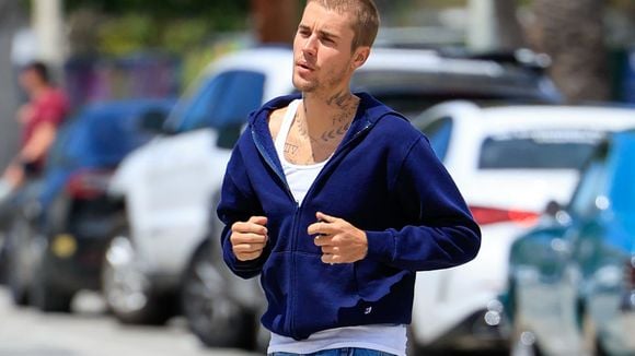 Justin Bieber faz grave ameaça de agressão contra paparazzo e vídeo choca web: "Quebrar seu pescoço". Assista!