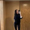 Kendall Jennes usou um casaquinho de lã com uma meia calça, inovando um look mais casual