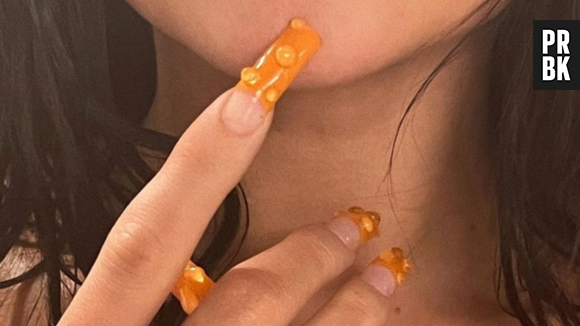 Kylie Jenner já usou a tendência de unhas com gotas