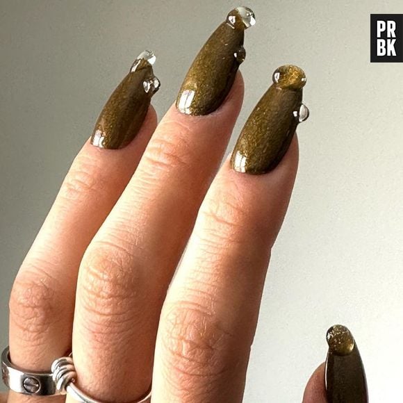 As unhas com gotas podem ser usadas em um fundo mais escuro