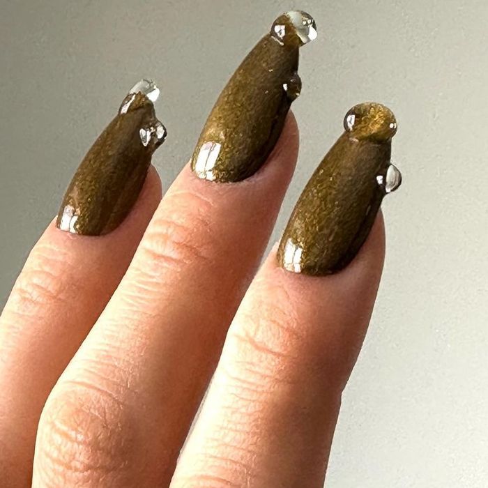 As unhas com gotas podem ser usadas em um fundo mais escuro