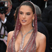 Alessandra Ambrósio rouba a cena no Festival de Cannes em vestido rosa com capuz, cristais e decote ousado