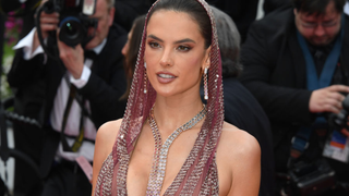 Alessandra Ambrósio rouba a cena no Festival de Cannes em vestido rosa com capuz, cristais e decote ousado