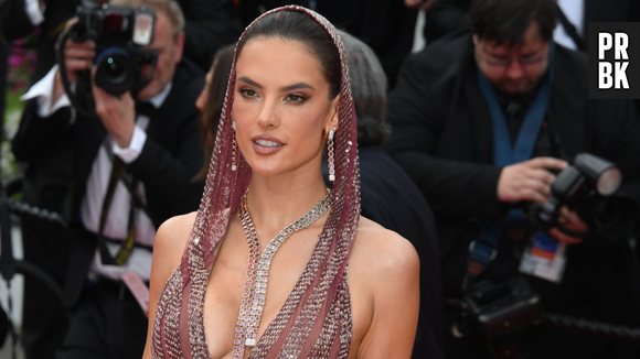 Alessandra Ambrósio impactou todo mundo com seu vestido no Festival de Cannes