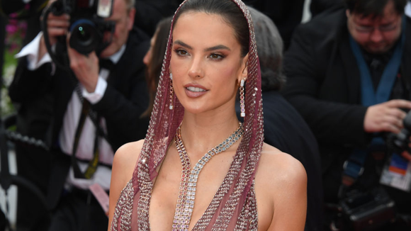 Alessandra Ambrósio rouba a cena no Festival de Cannes em vestido rosa com capuz, cristais e decote ousado