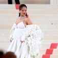 Rihanna exibe barriga de gravidez em ensaio fotográfico inédito. Veja!
