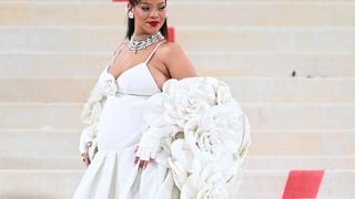 Rihanna exibe barriga de gravidez em ensaio fotográfico inédito. Veja!