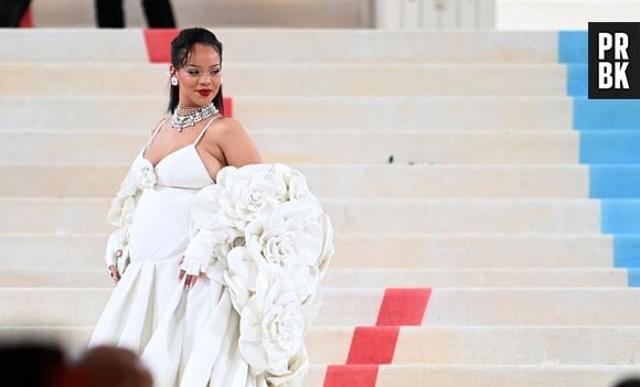 Rihanna exibe barriga de gravidez em ensaio fotográfico inédito. Veja!