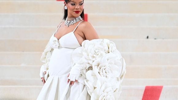 Rihanna exibe barriga de gravidez em ensaio fotográfico inédito. Veja!