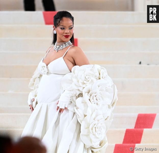 Rihanna exibe barriga de gravidez em ensaio fotográfico inédito. Veja!