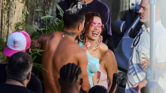 Após cena de sexo oral, Anitta volta a gravar com modelo e aparência impressiona: "Parece o Livinho"