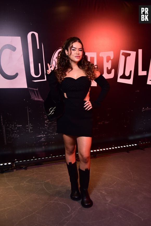 Maisa apostou em vestido curto e botas longas