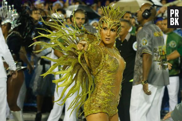 Claudia Leitte brinca com o público no Carnaval do Rio de Janeiro