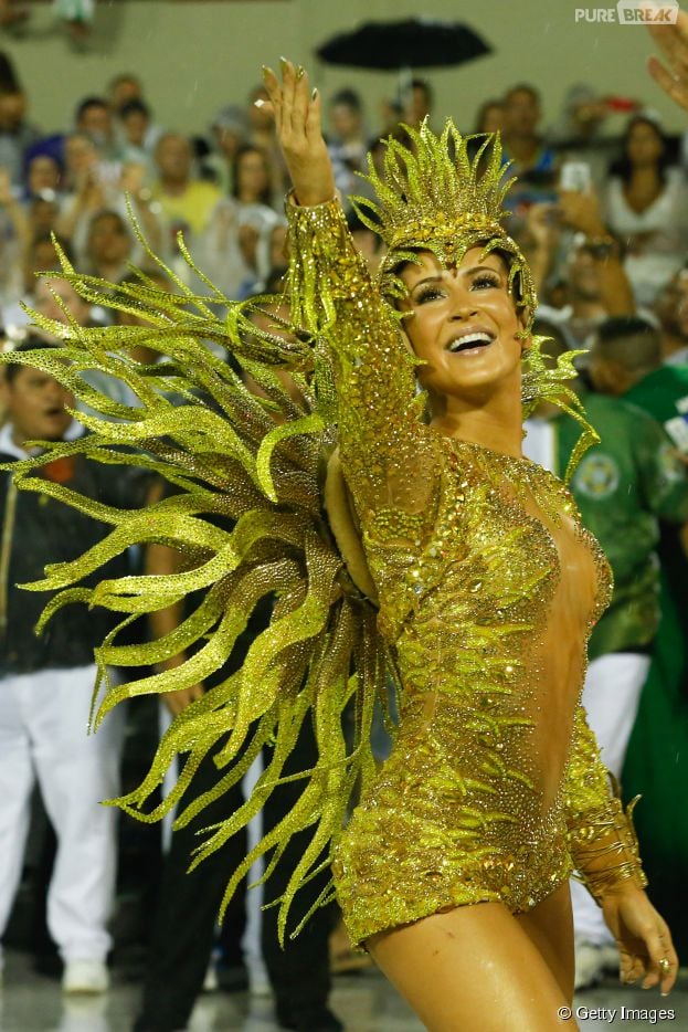 Claudia Leitte desfilou de Sol pela Mocidade Independente de Padre Miguel no Carnaval do Rio de Janeiro