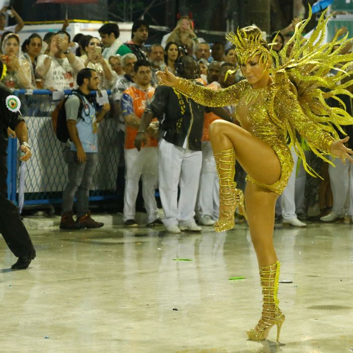  Claudia Leitte mostra muito samba no p&amp;eacute; no Carnaval do Rio de Janeiro 