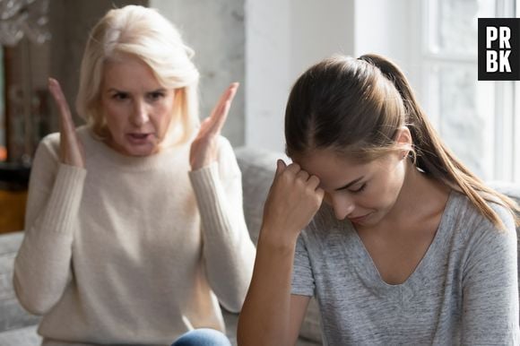 Mães narcisistas fazem chantagem emocional com os filhos