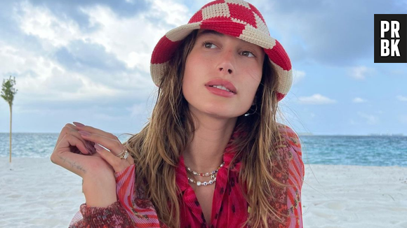 Hailey Bieber adora usar looks inspirados na tomato girl summer