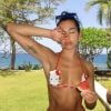 O biquíni divertido de Dua Lipa combina muito com a trend tomato girl summer