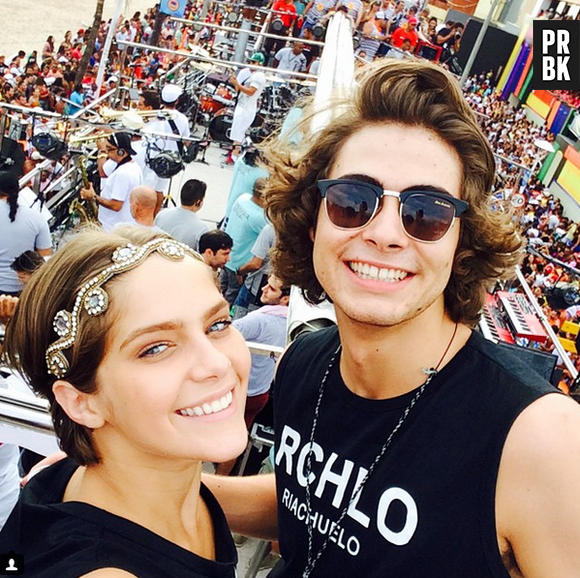 Rafael Vitti e Isabella Santoni foram conferir o show do ex-vocalista do Chiclete com Banana, Bell Marques, lá do alto do trio elétrico!