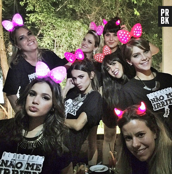 Isabella Santoni desgrudou do gato Rafael Vitti para curtir um bloco só de gatas! A Bruna Marquezine também entrou na festa!