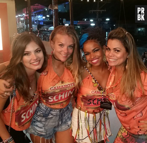 Bruna Hamu e Jeniffer Nascimento encontraram com as amigas Gabi Lopes e Priscila Coellen no camarote da Schin, em Salvador, Bahia!