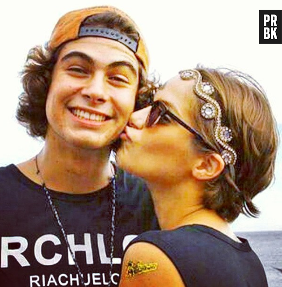 Que beijinho mais carinhoso! No Carnaval de Salvador também teve muito amor entre Isabella Santoni e Rafael Vitti! Owhnnn