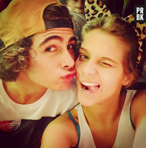 E que tal a fantasia de gatinha da Isabella Santoni? O Rafael Vitti aprovou!