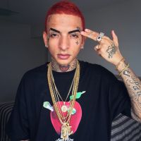 MC Guime aparece de cabelo vermelho no "Encontro com Fátima Bernardes" e fala sobre estilo