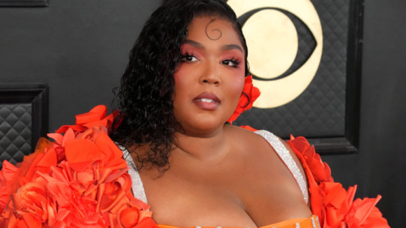 Lizzo é acusada novamente! Mais 6 pessoas estão processando a cantora: "Ambiente sexualmente carregado"