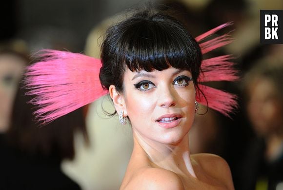 Lily Allen revela que perdeu a virgindade no Brasil aos 12 anos e acontecimento terminou em polícia