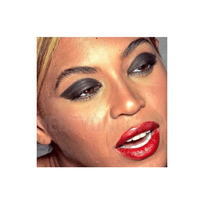 A campanha &quot;Infallible&quot;, da marca L&#039;Oréal, foi divulgada em 2013. As fotos de Beyoncé nos bastidores só chegaram na internet dois anos depois!