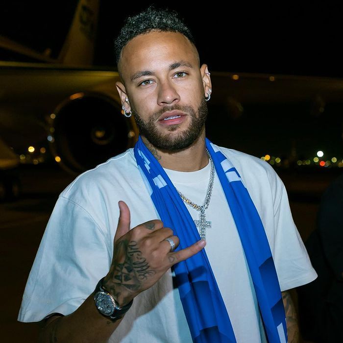  Durante seu trajeto à Arábia Saudita, Neymar deixou uma marca ecológica similar ao que você faria em meia vida 