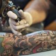 Pesquisadores estão unindo tatuagem e tecnologia