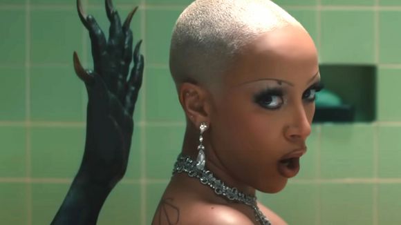 Doja Cat encarna o diabo e deixa pessoas assustadas com sua performance no clipe "Demons"