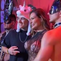 Andressa Urach nua: modelo choca ao mostrar tudo ao lado do filho em festa. Fotos do look!