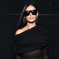 Demi Moore, sua intimidade revelada no desfile da Saint Laurent: um gesto infeliz que mostrou tudo...