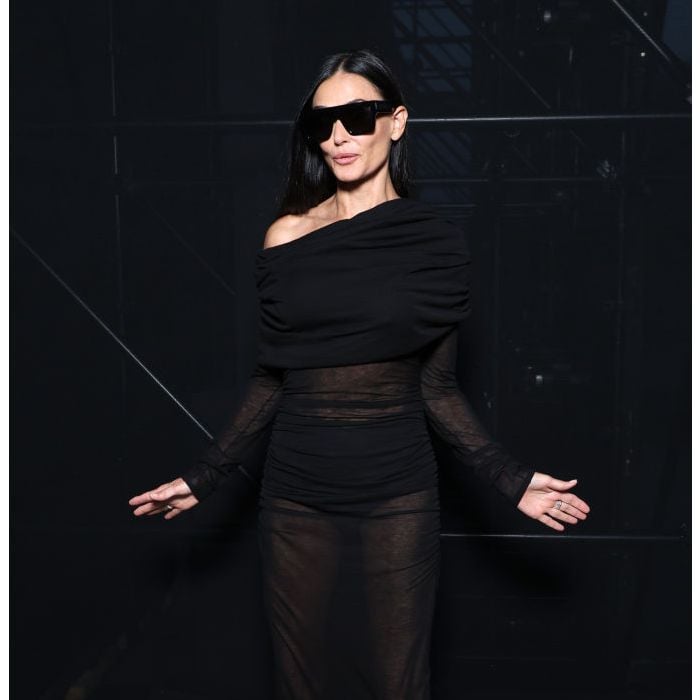 Demi Moore usou vestido transparente para assistir ao desfile da Saint Laurent em Paris durante a Fashion Week.