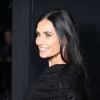 Demi Moore mostrou demais com look transparante no desfile da Saint Laurent