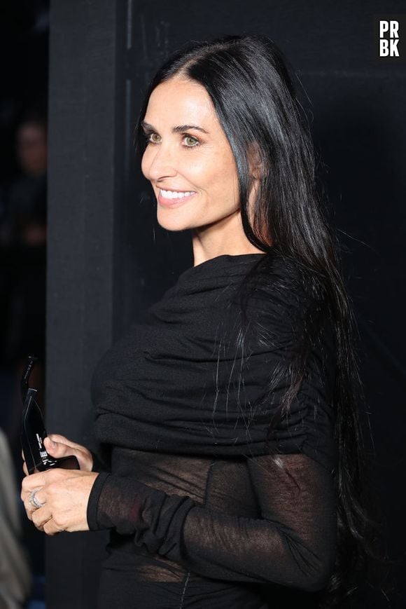 Demi Moore mostrou demais com look transparante no desfile da Saint Laurent