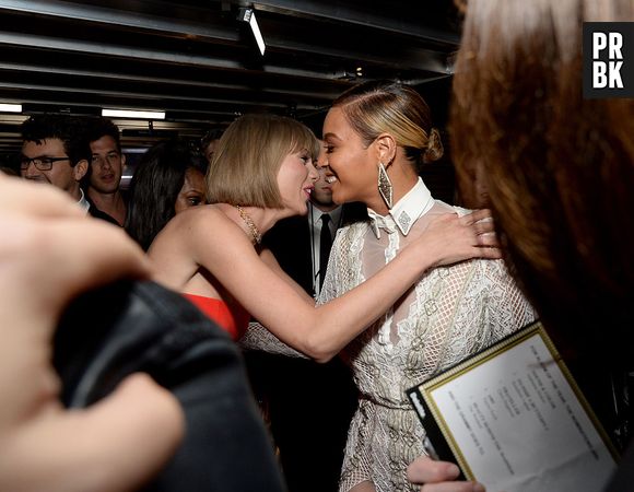 Taylor Swift e Beyoncé posam juntas na pré-estreia do filme "Taylor Swift: The Eras Tour Concert Film"