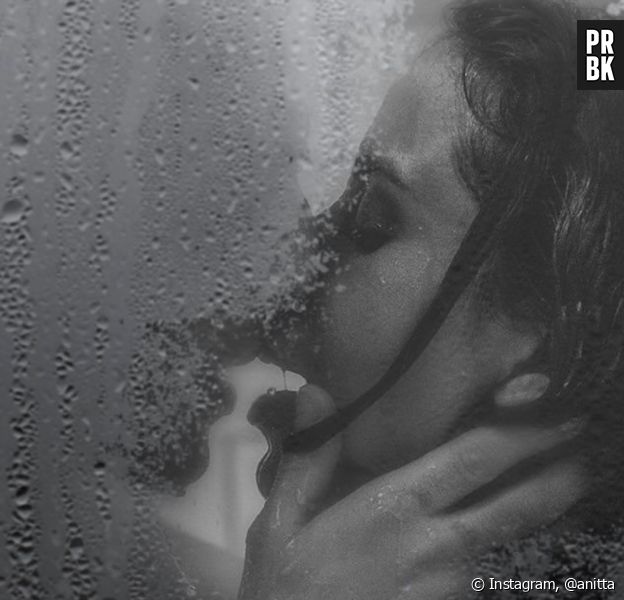 Anitta postou foto beijando homem misterioso