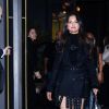 DEPOIS: Esse sim é um look all black em uma pegada mais rocker que funciona em Selena Gomez