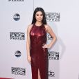 ANTES: O vestido não teve um caimento tão bom para Selena Gomez
