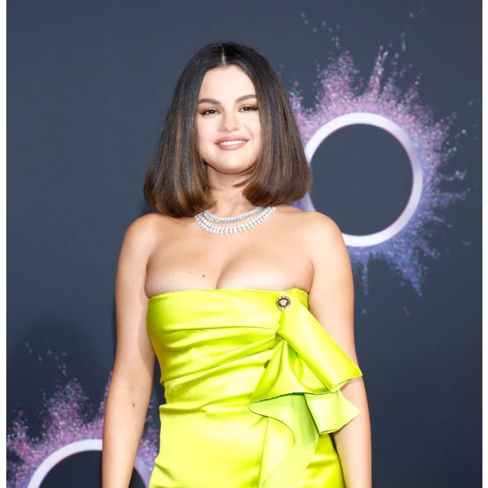 ANTES: O vestido com essa cor não valorizou muito Selena Gomez