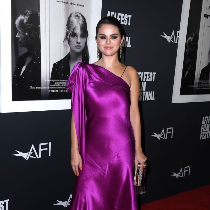 ANTES: O vestido simplesmente não funcionou bem em Selena Gomez