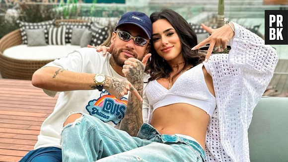 Neymar é visto aos beijos com loira em festa e indireta de Bruna Biancardi reforça o fim