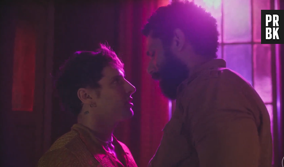 Kelvin e Ramiro se beijam em "Terra e Paixão" e protagonizam primeiro beijo gay do horário nobre