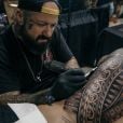 O tatuador brasileiro Juliano Tattoo está há mais de 22 anos no mercado e sempre orienta os seus clientes após as sessões