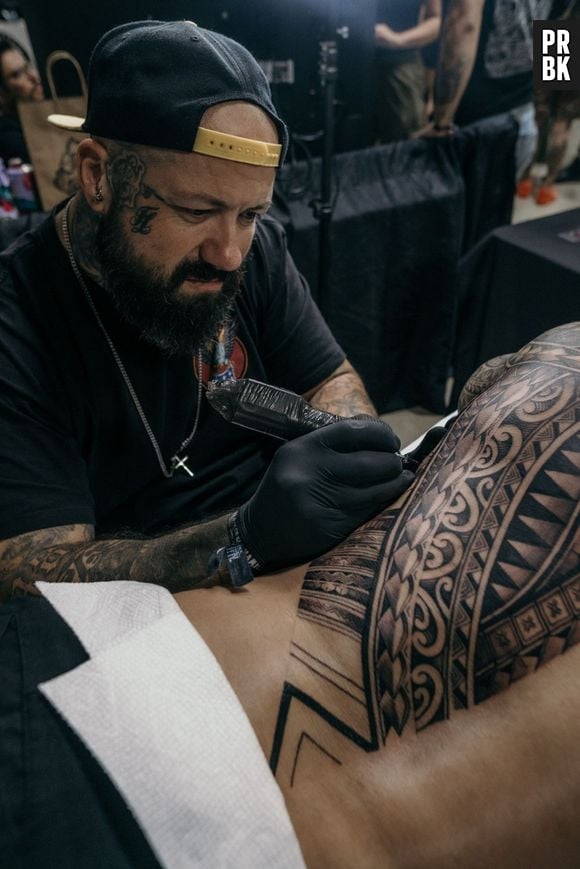 O tatuador brasileiro Juliano Tattoo está há mais de 22 anos no mercado e sempre orienta os seus clientes após as sessões