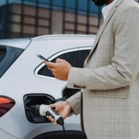 Enquanto metade do mundo está obcecada com o carro elétrico, o Japão ainda está comprometido com o carro híbrido